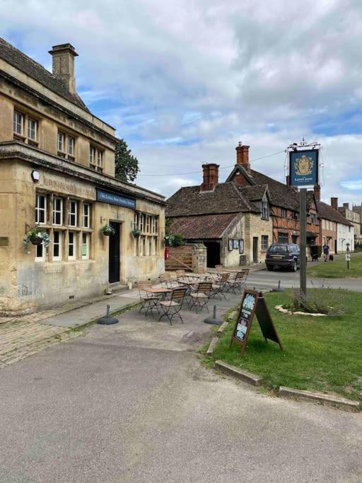 Larks Leaze Lodge, Steeple Ashton, Wiltshire Троубридж Экстерьер фото