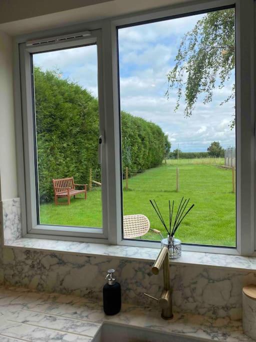 Larks Leaze Lodge, Steeple Ashton, Wiltshire Троубридж Экстерьер фото